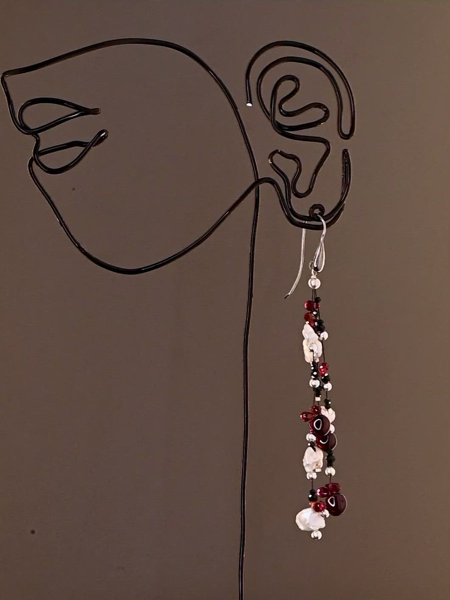 glitzernde Wasserfall Ohrringe in schwarz und Silber mit echten Keshi Perlen und tief rotem Granat