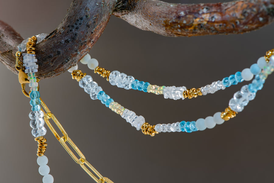 Art Nouveau 5 Stil Halskette & Armband, Blau, weiss und Gold. Weisser Opal, Aquamarin, Mondstein und Apatit