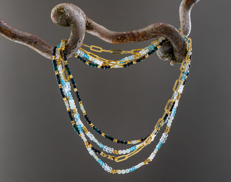 Art Nouveau 5 Stil Halskette & Armband, Blau, weiss und Gold. Weisser Opal, Aquamarin, Mondstein und Apatit