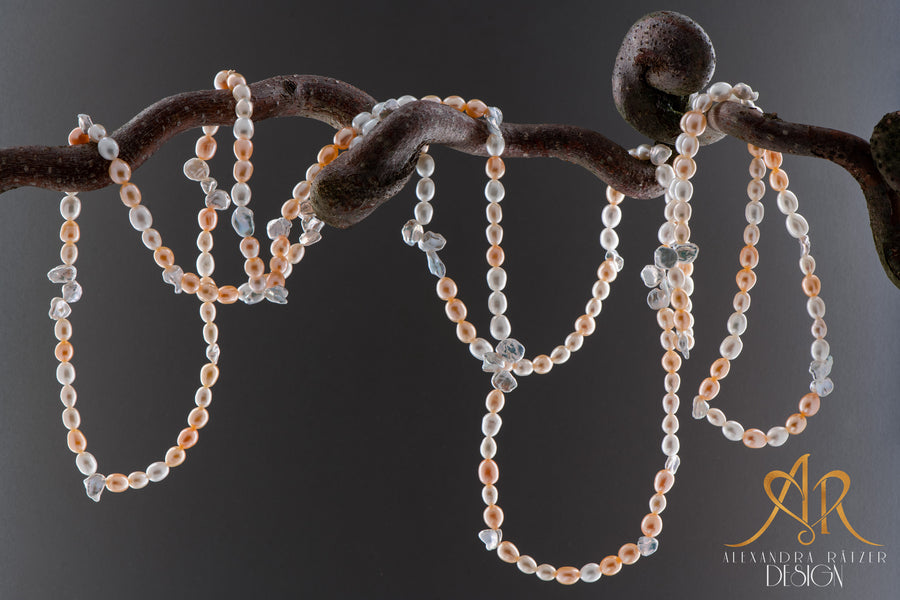 sehr lange barocke Perlenkette 1920er Stil in Apricot und Metallic weisser Farbe. Reis und Kornflake Keshi Perlen
