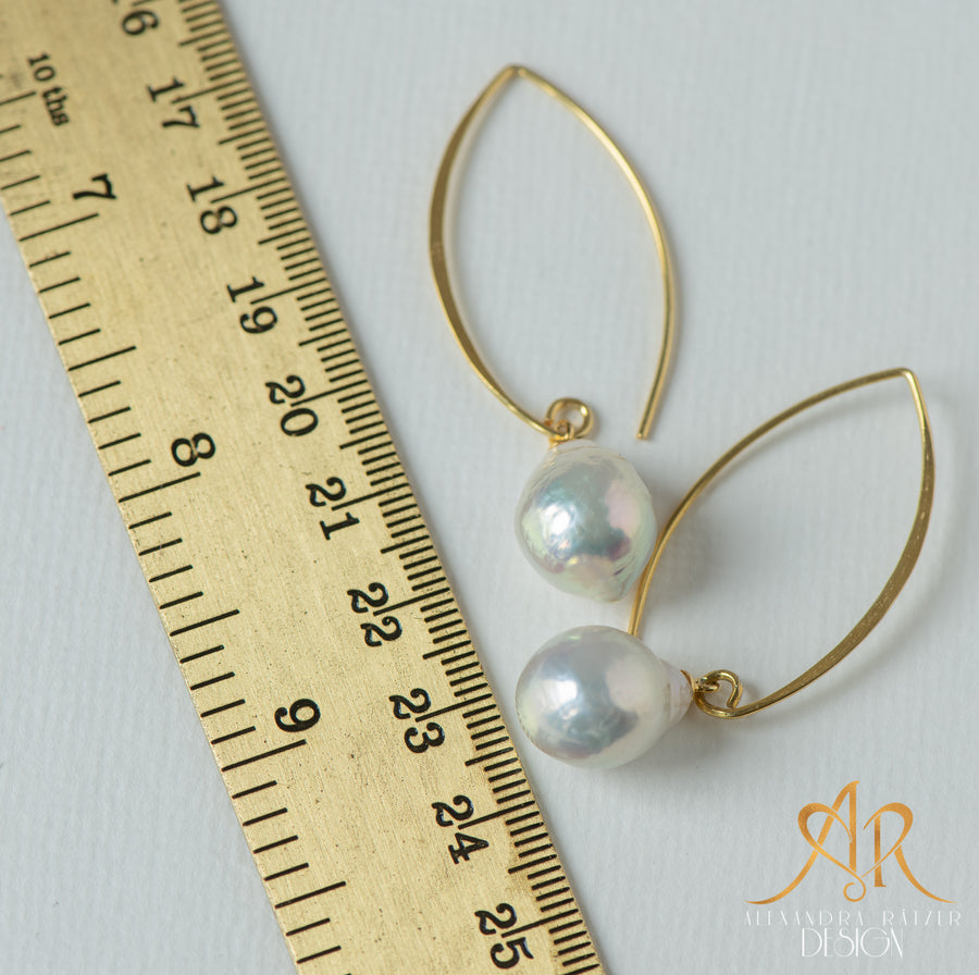 modern geschwungene gold Ohrringe mit barocken weissen Tropfen Perlen