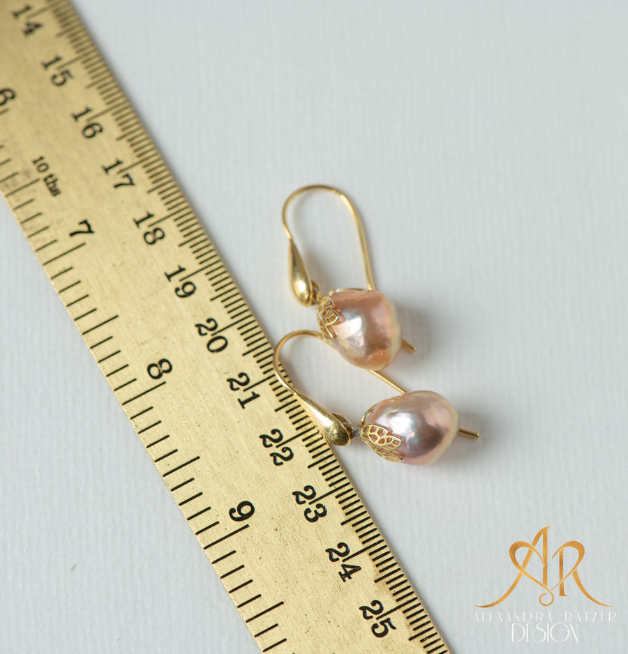 Elfenhafte Tropfen lila Perlen Ohrringe in Gold mit filigranem Blatt Decor