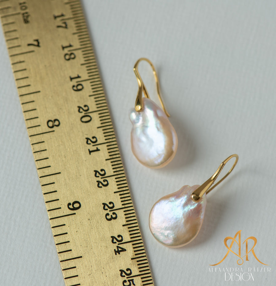 gold Ohrringe mit barocken zart rosa Perlen in flacher Tropfen Form