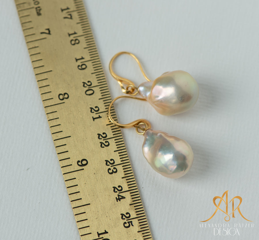 gold Ohrringe mit barocken weissen Tropfen Perlen