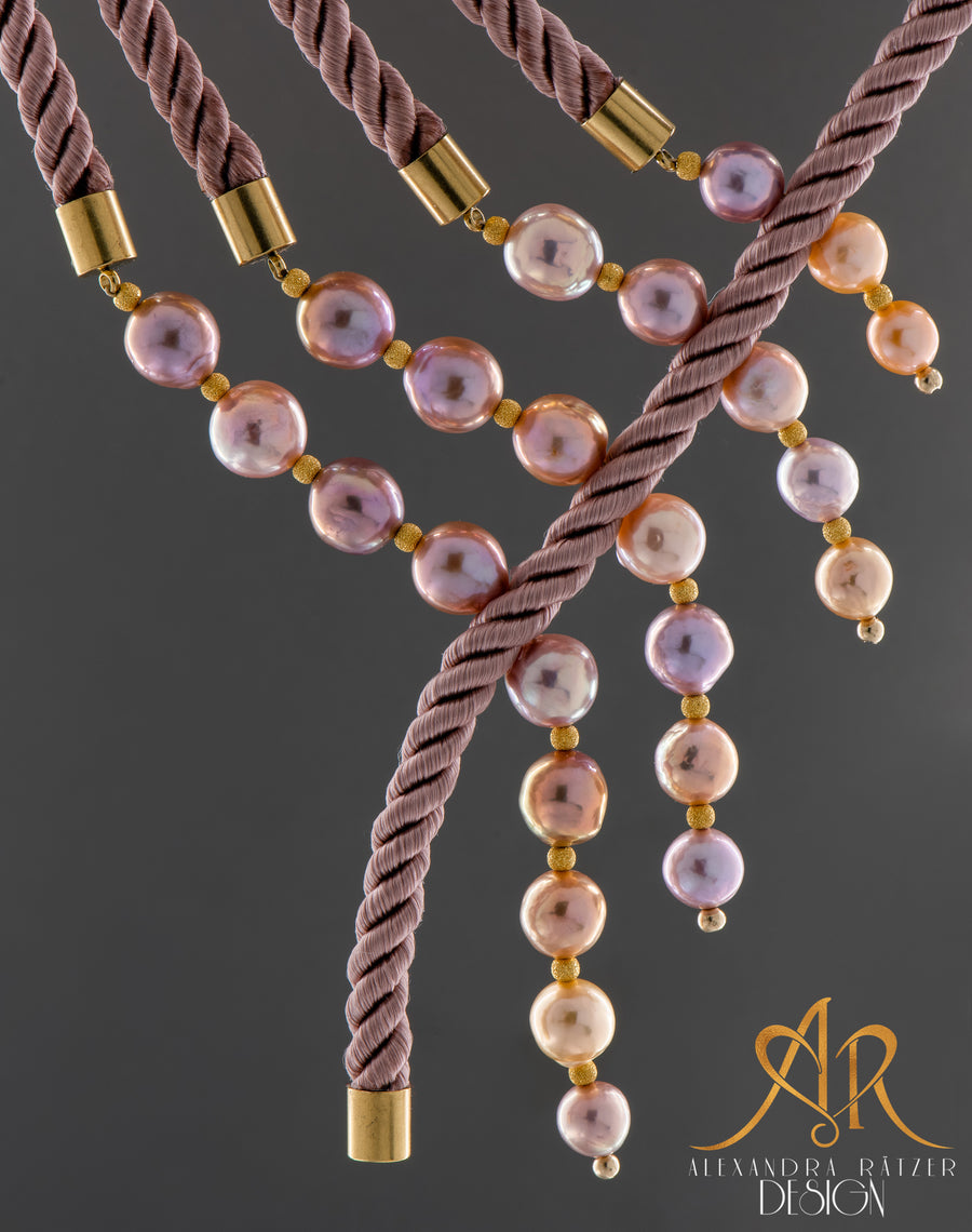 Perlenkette mal anders: Modern elegante Seidenseil Halskette altrosa mit echten Perlen