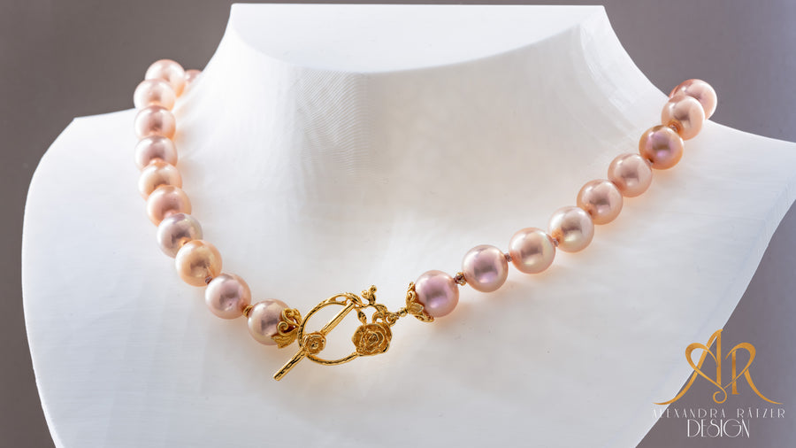 Romantische echte Perlenkette in altrosa Metallic, Vintage Stil mit goldenem Rosenverschluss, traditionell handgeknüpft auf echter Seide