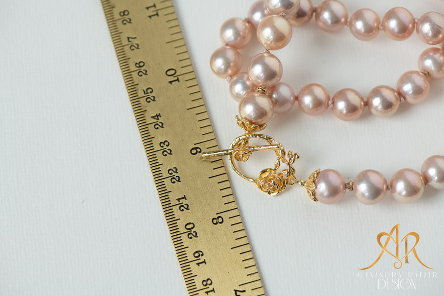 Romantische echte Perlenkette in altrosa Metallic, Vintage Stil mit goldenem Rosenverschluss, traditionell handgeknüpft auf echter Seide