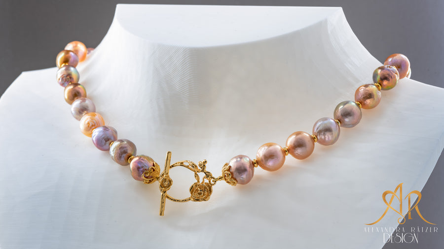 Romantische echte multi farbige Perlenkette Metallic, Vintage Stil mit goldenem Rosenverschluss, handgeknüpft auf echter Seide