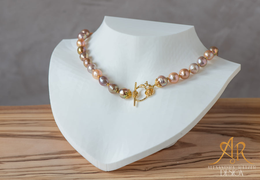 Romantische echte multi farbige Perlenkette Metallic, Vintage Stil mit goldenem Rosenverschluss, handgeknüpft auf echter Seide