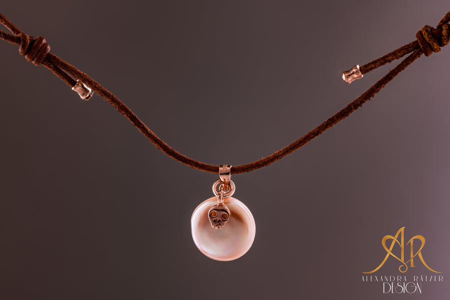 kleiner rose Gold Totenkopf Anhänger mit schöner hell rosa Perle an Lederband (Cognac No2)