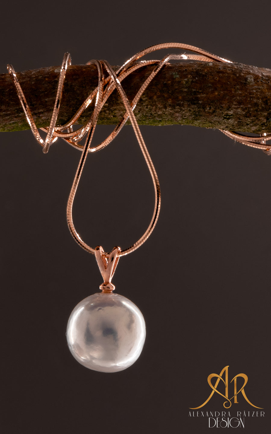 Runde weisse Natur Perle Anhänger mit metallischem Glanz an feiner rose Gold Schlangenkette