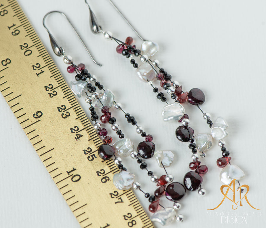 glitzernde Wasserfall Ohrringe in schwarz und Silber mit echten Keshi Perlen und tief rotem Granat