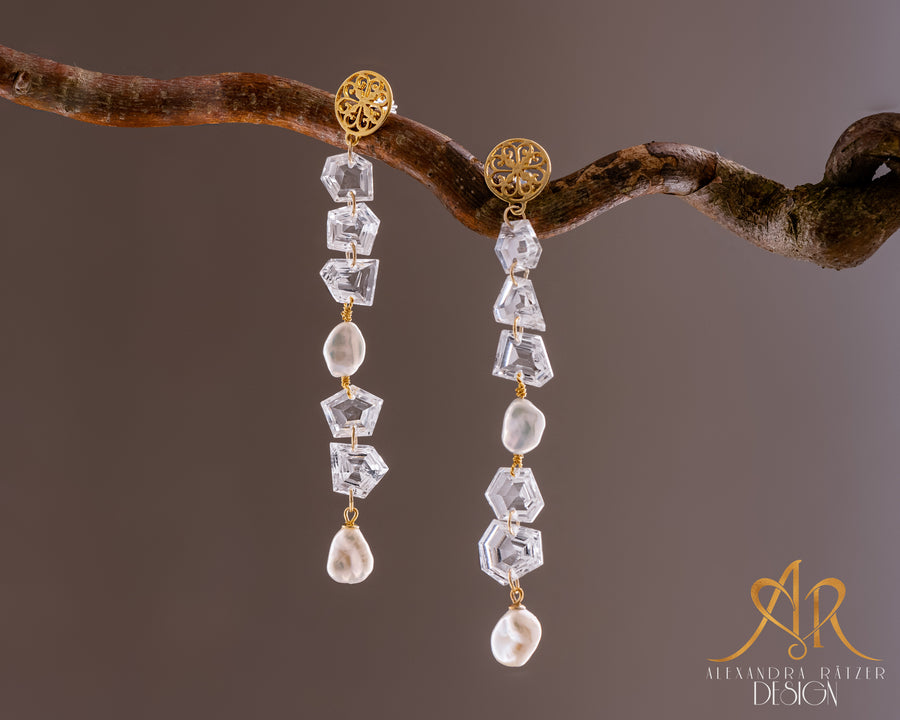 Bergkristall und Perlen Art Deco  Ohrringe mit geometrisch geschliffenen Edelsteinen