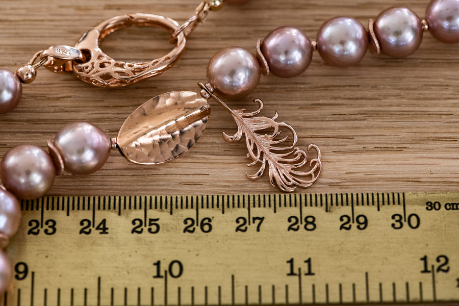 Rosé Gold Feder mit Lila metallischen Edison Perlenkette