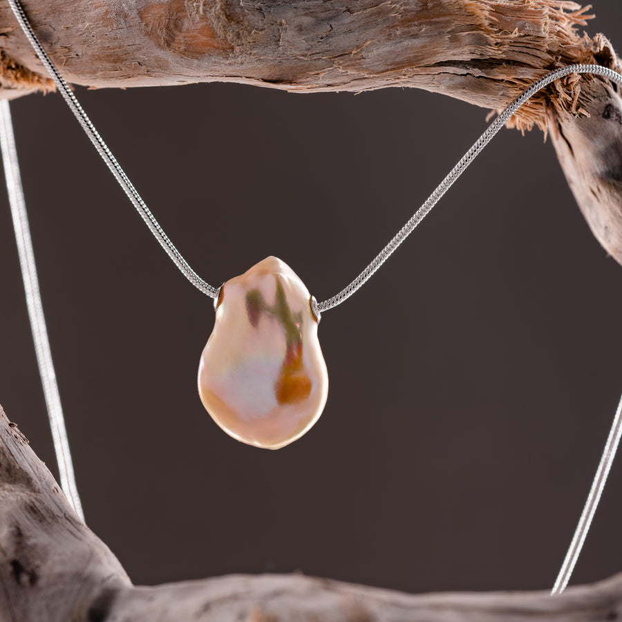 Schwebende Keshi Perle auf Silberkette