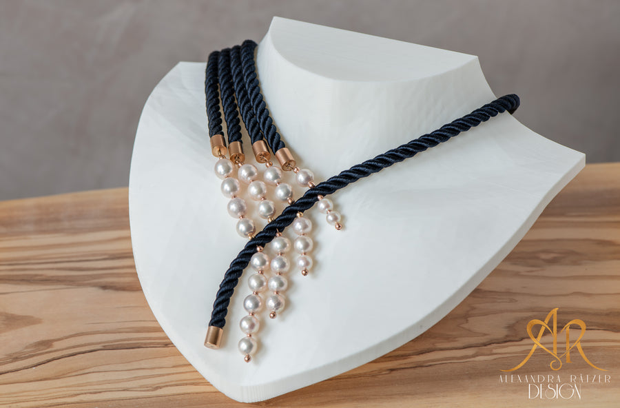 Perlenkette mal anders: Modern elegante Seidenseil Halskette navy blau mit echten Perlen