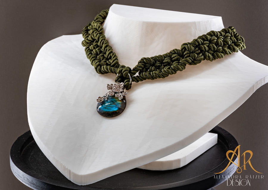 geknüpfte Choker Halskette aus olivgrünem Seidenseil mit grossem Labradorit und Silber Blumen