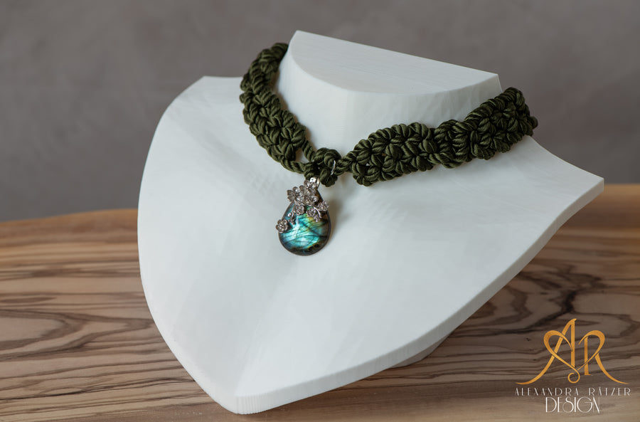 geknüpfte Choker Halskette aus olivgrünem Seidenseil mit grossem Labradorit und Silber Blumen