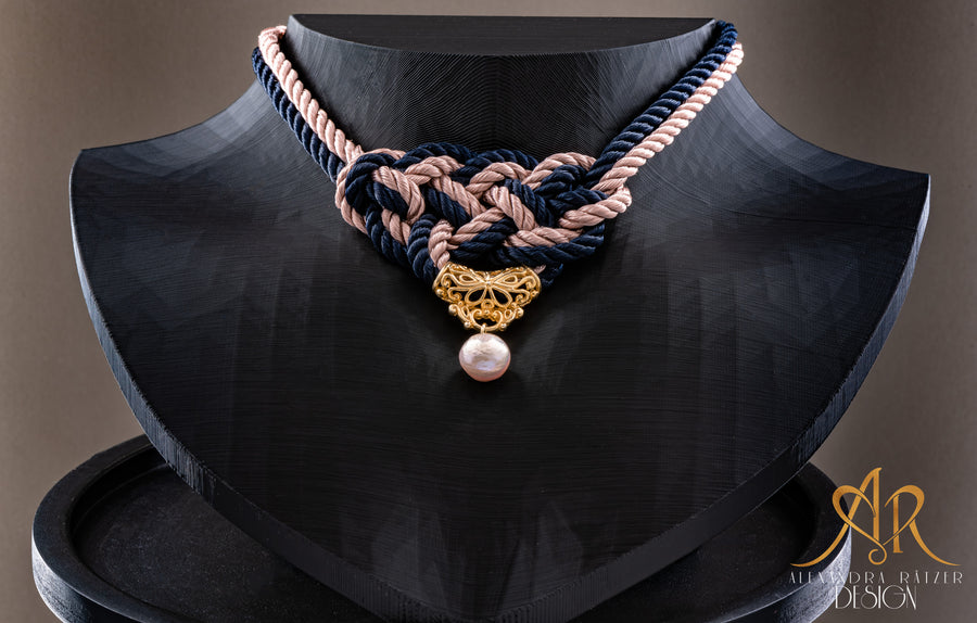 Infinity Knoten Choker Halskette aus altrosa & navy Seidenseil mit echter Edison Barock Perle