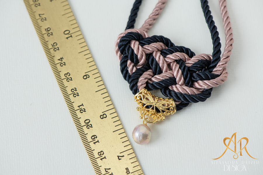 Infinity Knoten Choker Halskette aus altrosa & navy Seidenseil mit echter Edison Barock Perle