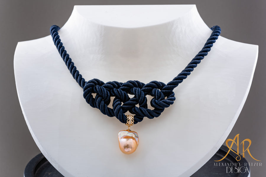 geknüpfte Choker Halskette aus navy blauem Seidenseil mit grosser Feuerball Perle