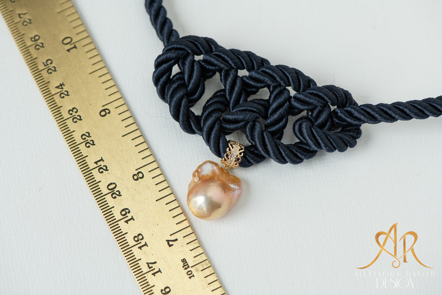 geknüpfte Choker Halskette aus navy blauem Seidenseil mit grosser Feuerball Perle