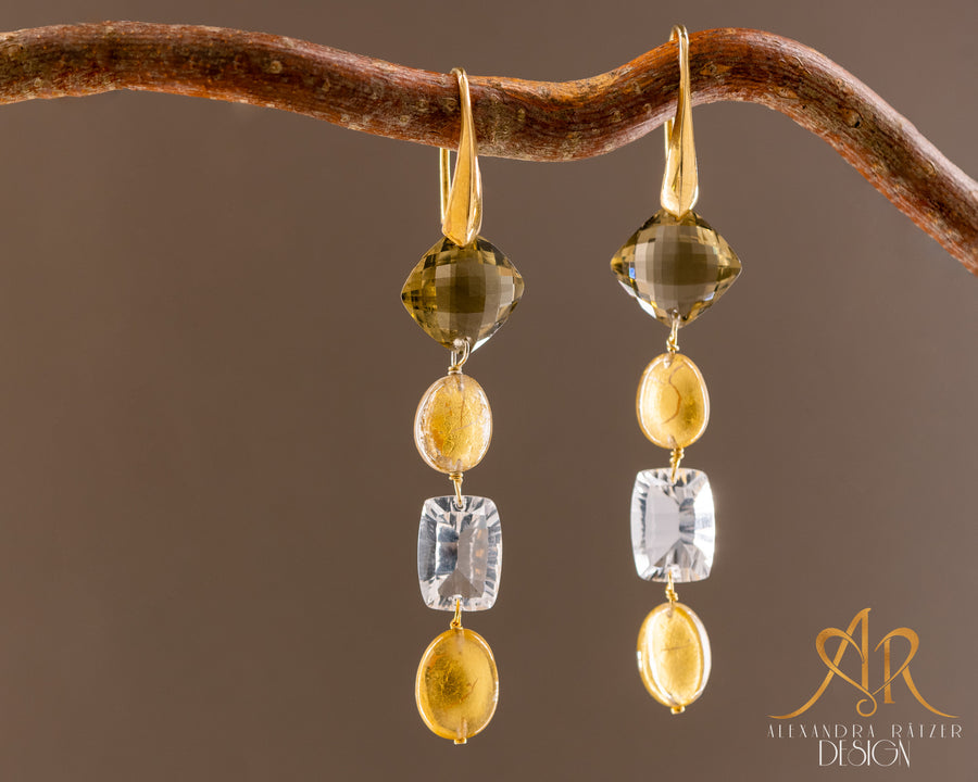 Ohrringe mit grossem Oliv-Quarz und Bergkristall und 24K Goldblatt