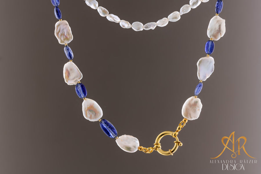 Maritime Perlenkette mit royalblauen Kyanit Edelsteinen und richtig grossem Federring verschluss
